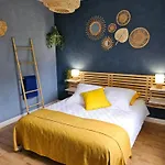 Chez Particulier Avec Petit Dejeuner, Piscine, Pool House