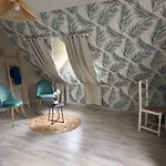 Chez Particulier Avec Petit Dejeuner, Piscine, Pool House 民宿 *