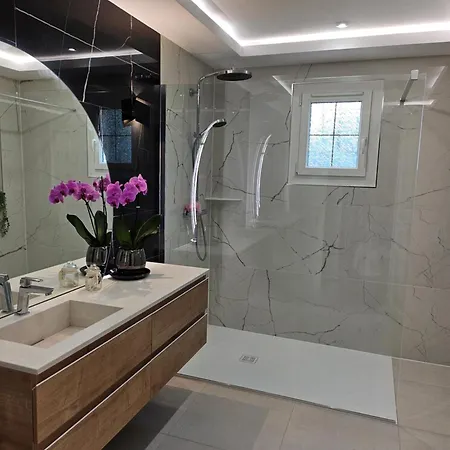 ホームステイ Chez Particulier Avec Petit Dejeuner, Piscine, Pool House Saint-Pierre-de-Manneville