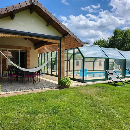 ホームステイ Chez Particulier Avec Petit Dejeuner, Piscine, Pool House Saint-Pierre-de-Manneville