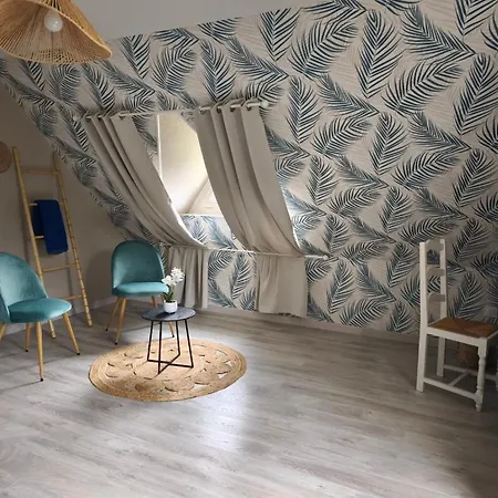 Chez Particulier Avec Petit Dejeuner, Piscine, Pool House ホームステイ *