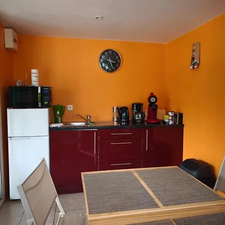 Chez Particulier Avec Petit Dejeuner, Piscine, Pool House
