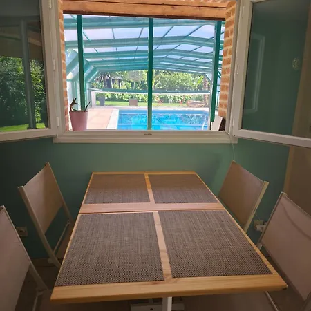 Chez Particulier Avec Petit Dejeuner, Piscine, Pool House